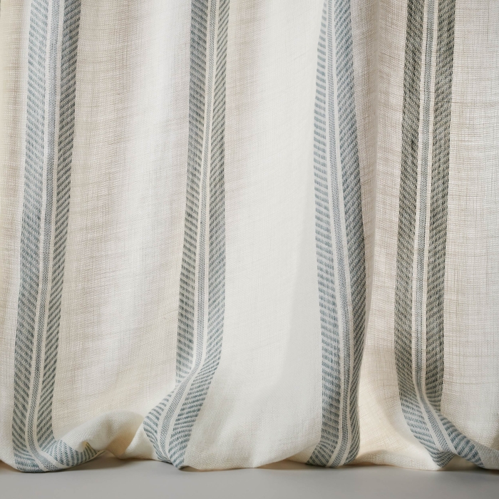 Colefax and Fowler Tansy Stripe Leinen in old blue